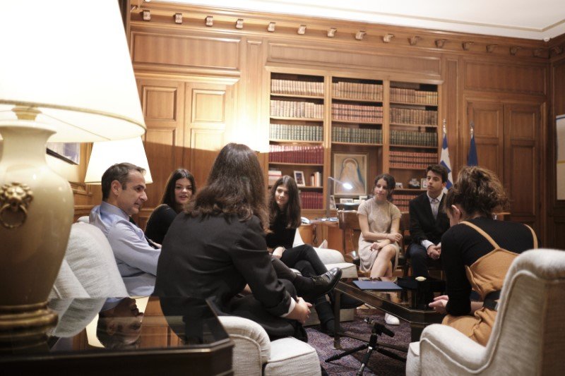 Κυριάκος Μητσοτάκης με παιδιά στο σαλόνι του Μαξίμου