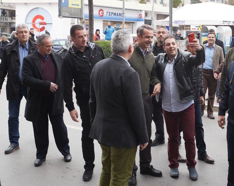 Κυριάκος Μητσοτάκης βγάζει selfie