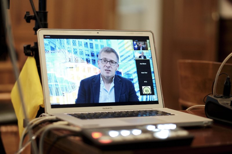 Κυριάκος Μητσοτάκης σε οθόνη ο Ian Bremmer