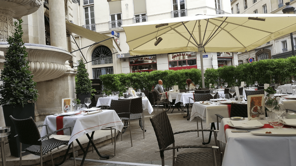Εικόνα από τον περίβολο του εστιατορίου που βγάζει στο σφυρί ο Ζεράρ Ντεπαρντιέ