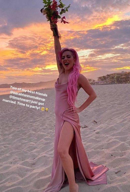 Lady Gaga με ροζ σατέν φόρεμα