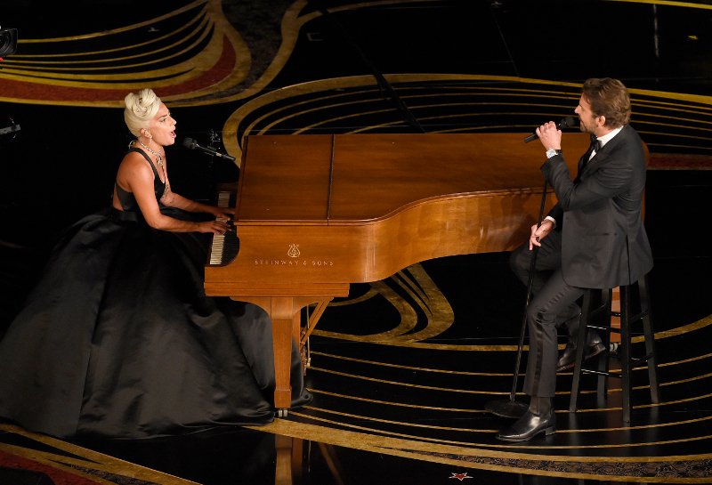 Η Lady Gaga στο πιάνο και ο Μπράντλεϊ Κούπερ τραγουδά