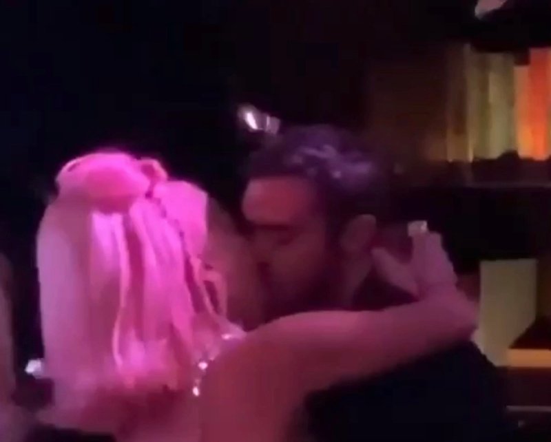Το παθιασμένο φιλί της Lady Gaga με τον μυστηριώδη άνδρα