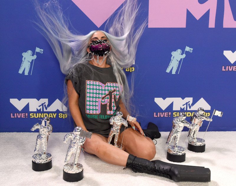 Η Lady Gaga με το πιο απλό λουκ - ένα vintage μπλουζάκι MTV Awards - ποζάρει με τα 5 βραβεία της