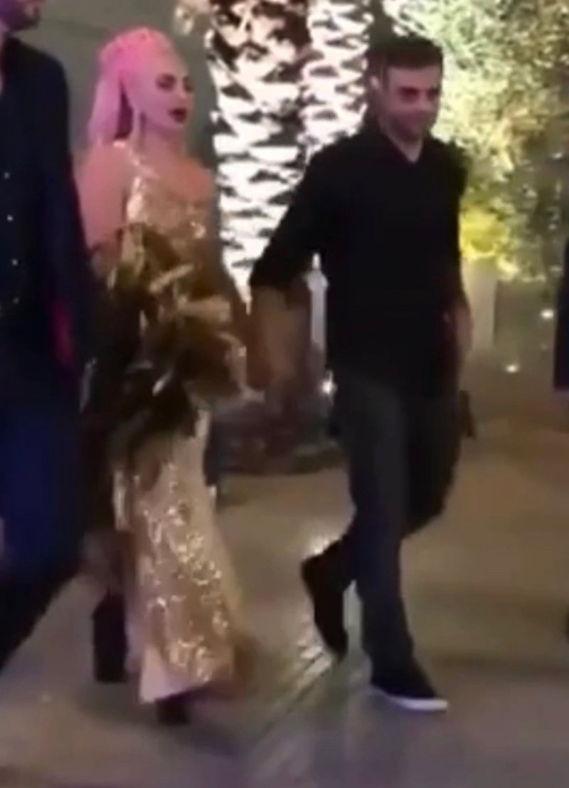 Η Lady Gaga φεύγει με τον μυστηριώδη άνδρα μετά το τέλος της παράστασής της, πιασμένοι χέρι - χέρι