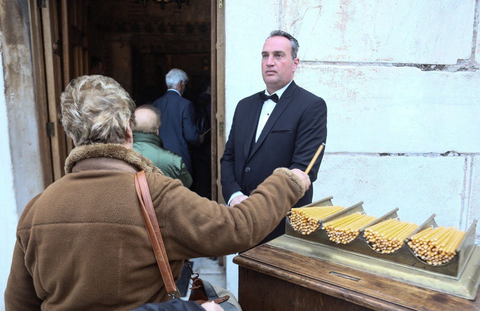 Πλήθος κόσμου καταφθάνει στο παρεκκλήσι της Μητρόπολης για να ανάψει ένα κερί στη μνήμη του Κώστα Βουτσά
