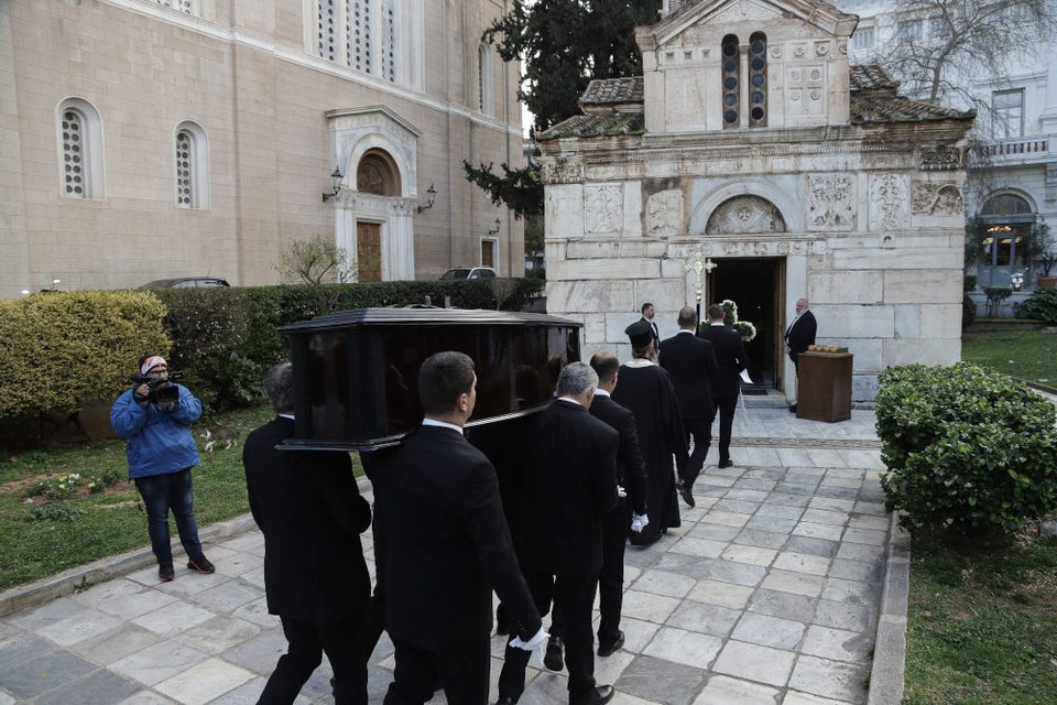 Η σορός του Κώστας Βουτσά παρέμεινε στο παρεκκλήσι της Μητρόπολης από τις 09.00 ως τις 19.30 το απόγευμα της Πέμπτης