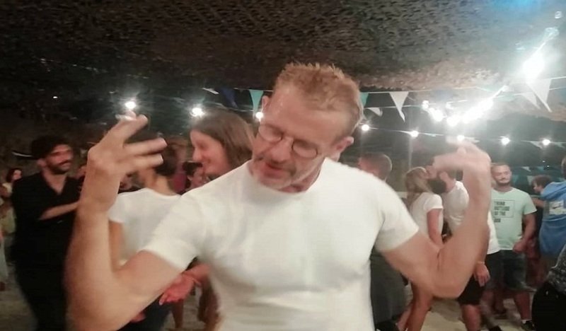Ο Λαμπέρ Γουίλσον χορεύει νησιώτικα / Φωτογραφία: parianostypos