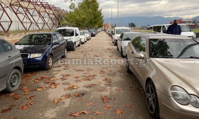 Ουρές για drive through rapid test στη Λαμία