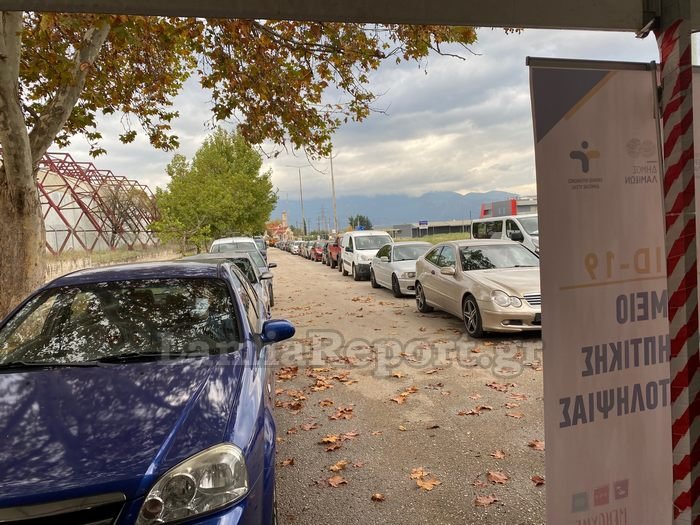 Ουρές για drive through rapid test στη Λαμία