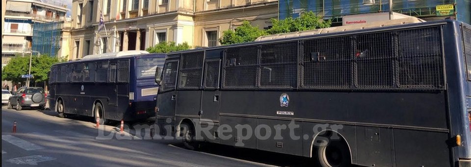 Κλούβες των ΜΑΤ στη Λαμία για την ομιλία Τσίπρα -Φωτογραφία: Lamiareport