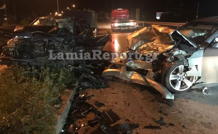 Μια άμορφη μάζα από σιδερικά τα ΙΧ μετά την σφοδρή σύγκρουση -Φωτογραφία: Lamiareport.gr