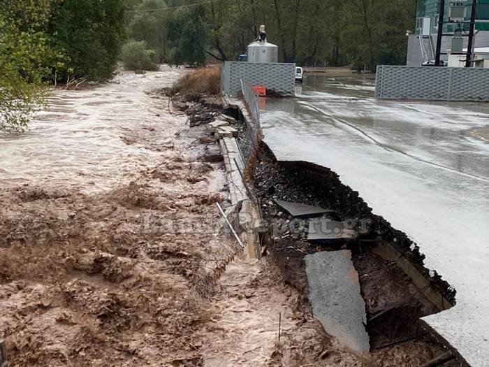 Πλημμύρες και καταστροφές σε δρόμο