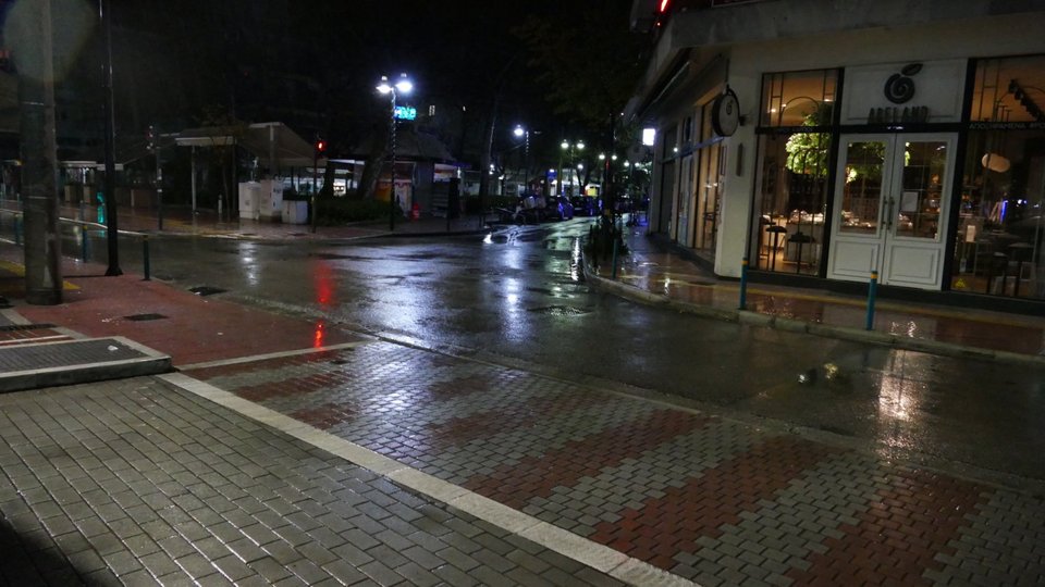 Αδειος δρόμος στη Λάρισα