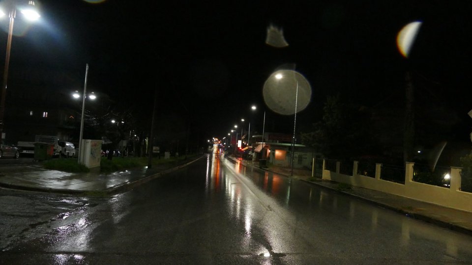 Δρόμος στη Λάρισα το βράδυ