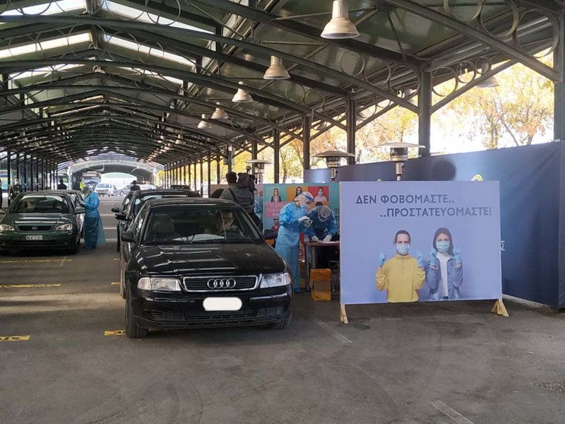 Λάρισα ουρές αυτοκινήτων για rapid test