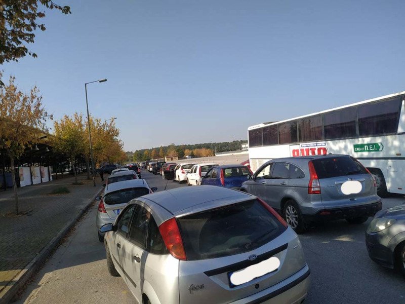 Λάρισα ουρές αυτοκινήτων για rapid test