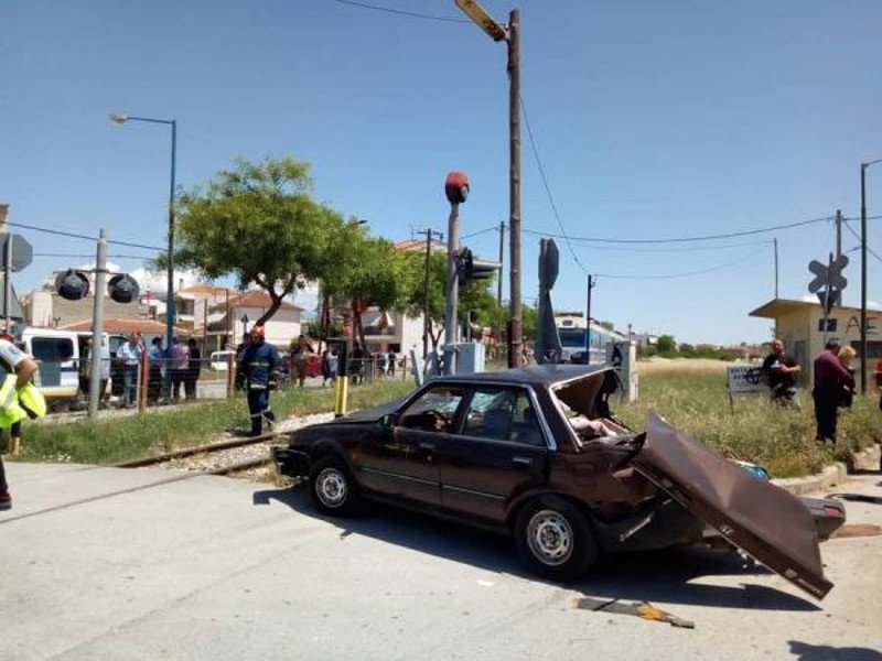 Η σύγκρουση μεταξύ τρένου και ΙΧ στη Λάρισα / Φωτογραφία: onlarissa.gr