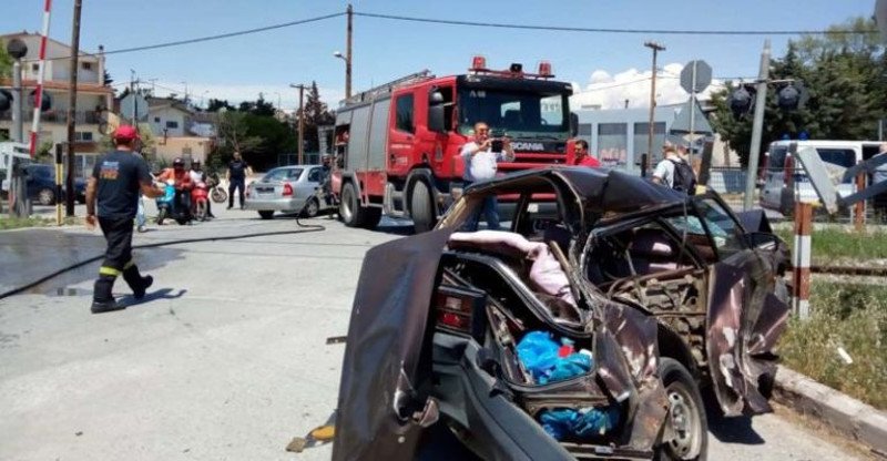 Η σύγκρουση μεταξύ τρένου και ΙΧ στη Λάρισα / Φωτογραφία: onlarissa.gr