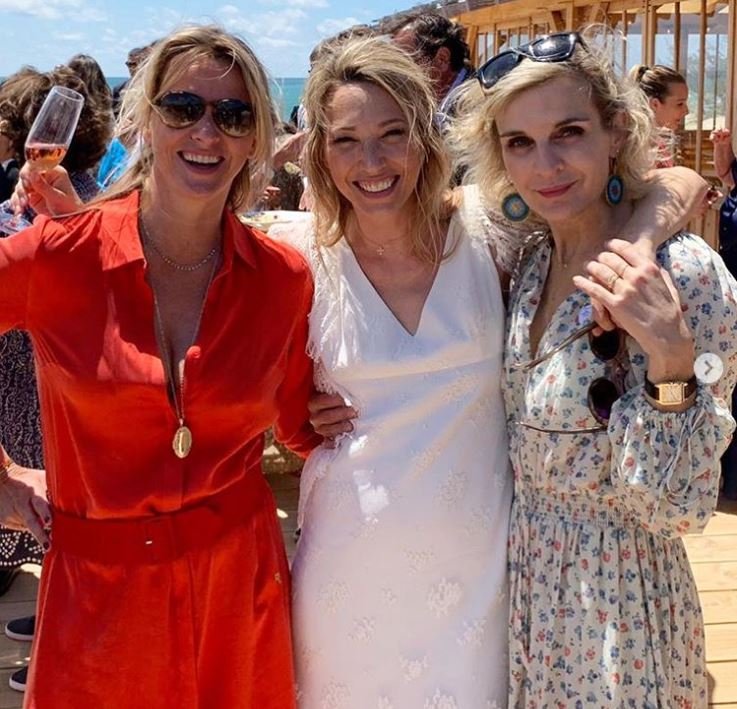 Οι φίλες της νύφης (στο κέντρο η νύφη) Melita Toscan du Plantier και Sarah Poniatowski Lavoine, ανάμεσα στους διάσημους καλεσμένους