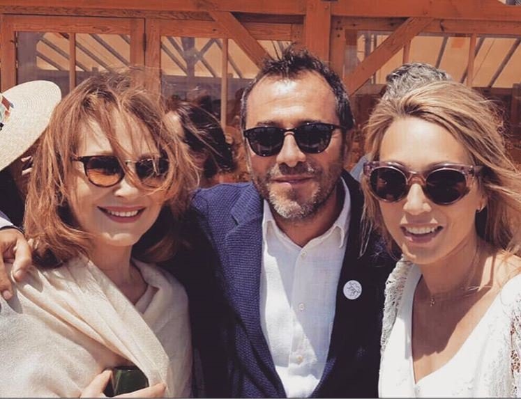 Αριστερά, η μητέρα της νύφης διάσημη Γαλλίδα ηθοποιός Ναταλί Μπάι