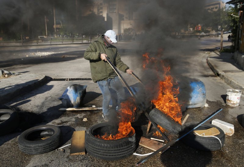 Διαδηλωτής καίει λάστιχα σε κεντρικό δρόμο στη Βηρυτό