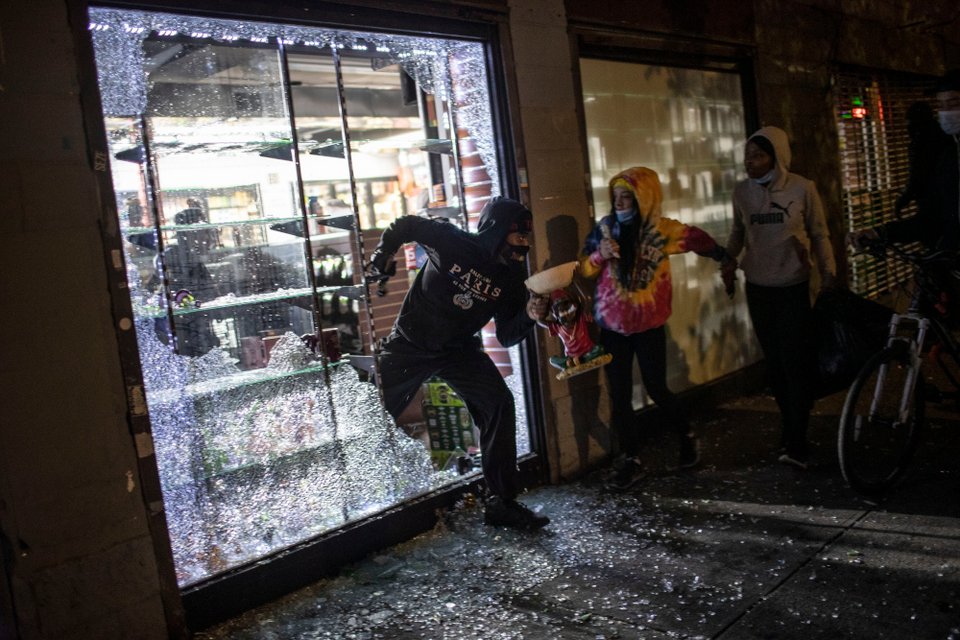 Κουκουλοφόρος βγαίνει από σπασμένη τζαμαρία καταστήματος