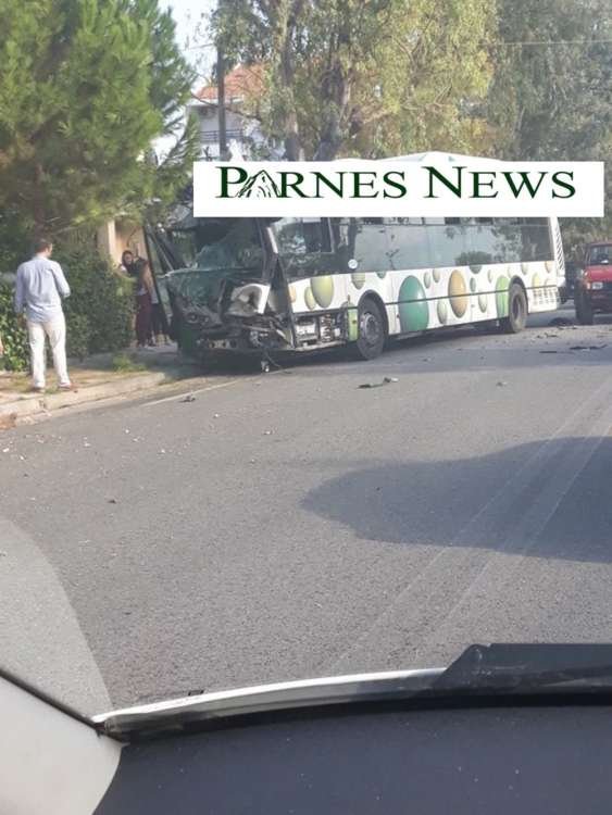 Λεωφορείο τρακαρισμένο στο Μενίδι