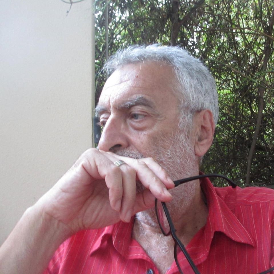 αντρας με γυαλια