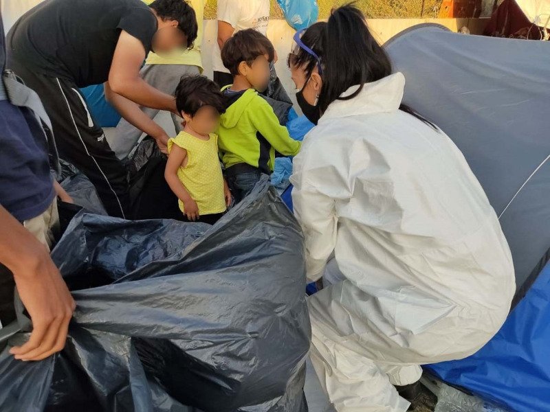 αστυνομικός με προσφυγόπουλα από τη Μόρια