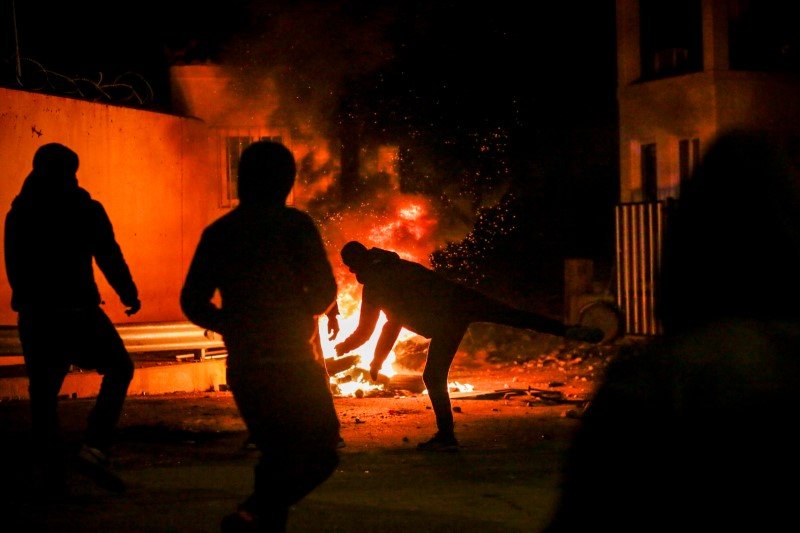 Λέσβος: Νέες συγκρούσεις πολιτών με την αστυνομία -Πολιόρκησαν άνδρες των ΜΑΤ στο στρατόπεδο Κυριαζή (EUROKINISSI/ΗΛΙΑΣ ΜΑΡΚΟΥ)