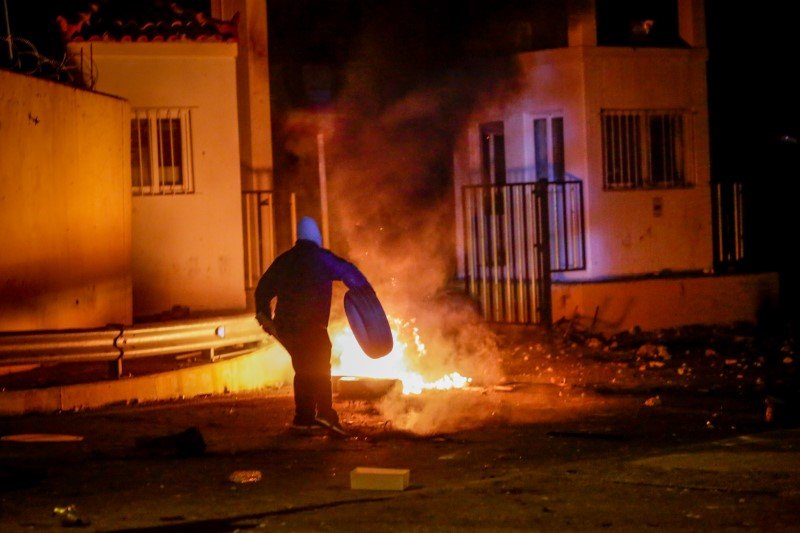 Λέσβος: Νέες συγκρούσεις πολιτών με την αστυνομία -Πολιόρκησαν άνδρες των ΜΑΤ στο στρατόπεδο Κυριαζή (EUROKINISSI/ΗΛΙΑΣ ΜΑΡΚΟΥ)