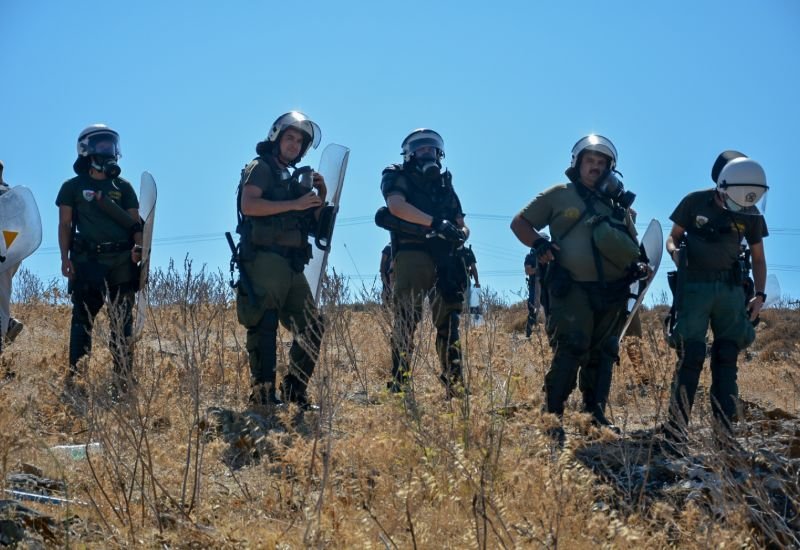 Διμοιρία των ΜΑΤ παρακολουθεί τη διαμαρτυρία των μεταναστών στη Λέσβο