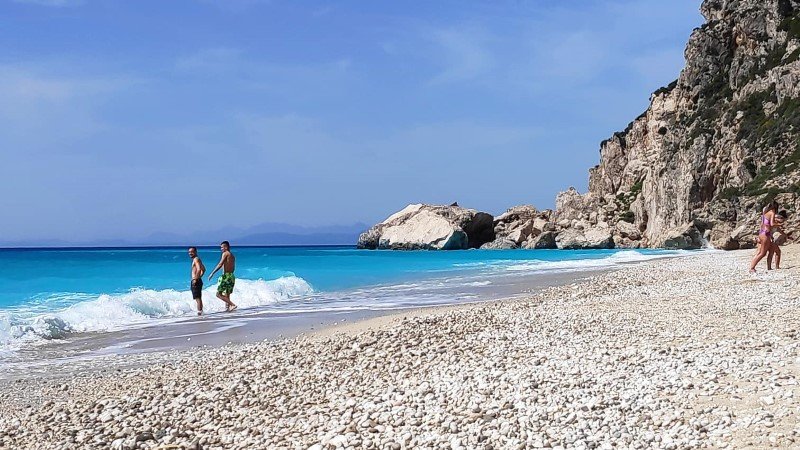 Κόσμος στην παραλία Κάθισμα στην Λευκάδα