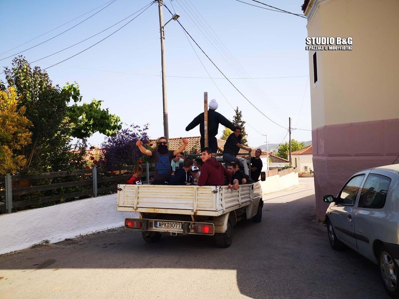 Κάτοικοι περιφέρουν πάνω σε αγροτικό όχημα το ομοίωμα του Ιούδα στα Λευκάκια