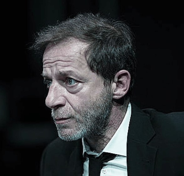 Είμαι μαθημένος σχεδόν διαστροφικά να διαχειρίζομαι στη ζωή τα δύσκολα. Με τα εύκολα δεν τα πάω καλά και αυτό δυστυχώς έχει αντίκτυπο και στην προσωπική μου ζωή. Δεν είχε ποτέ η ζωή μου κάποια ειρήνη γιατί πάντα θεωρούσα ότι όλα βρίσκονται σε πολεμική φάση. Αυτό με κάνει να είμαι πάντα ένας ανήσυχος άνθρωπος και δεν το λέω ποιητικά, με ενοχλεί που είμαι έτσι. 