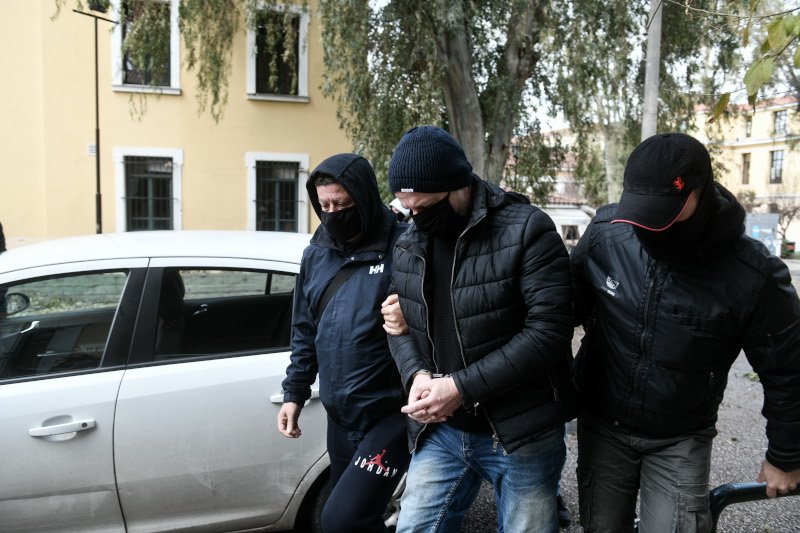 Ο Δημήτρης Λιγνάδης με χειροπέδες