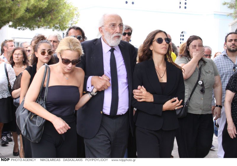 Ο Αλέξανδρος Λυκουρέζος με την Μάρθα Κουτουμάνου και την Μαρία Ελένη Λυκουρέζου στην κηδεία της Ζωής Λάσκαρη