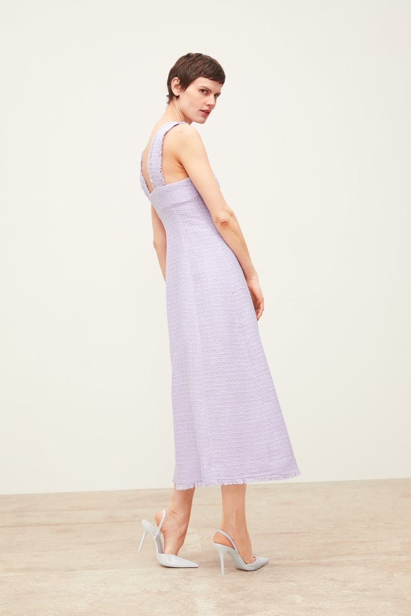 Το λιλά φόρεμα συνδυάζεται με kitten heels ή strappy sandals