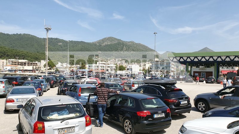 Οδηγοί έχουν εγκλωβιστεί στο λιμάνι της Ηγουμενίτσας και δεν έχουν καμία ενημέρωση για το πότε θα επιβιβαστούν στα πλοία