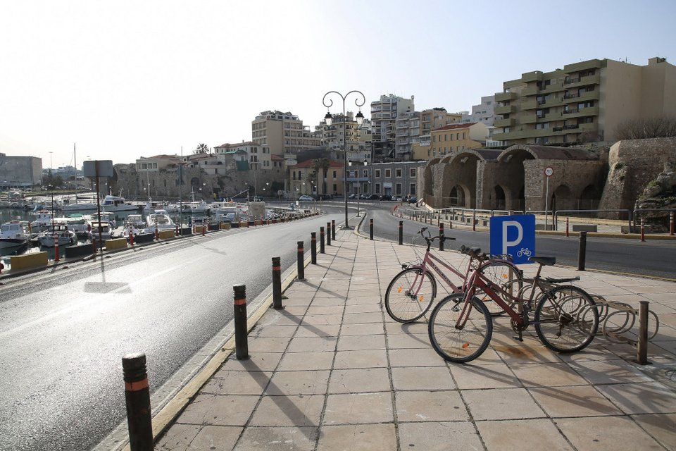 Αδειος δρόμος στο λιμάνι Ηρακλείου με παρκαρισμένα ποδήλατα