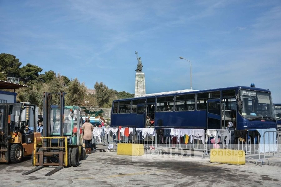 Σε ένα υπαίθριο καταυλισμό έχει μετατραπεί το λιμάνι της Μυτιλήνης