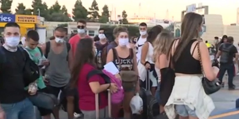 Λιμάνι Πειραιά ουρές κόσμος με μάσκα