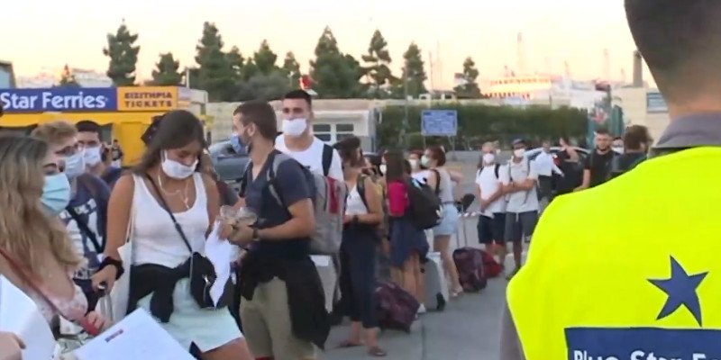 Λιμάνι Πειραιά ουρές κόσμος με μάσκα
