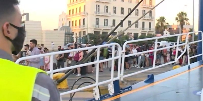 Λιμάνι Πειραιά ουρές κόσμος με μάσκα