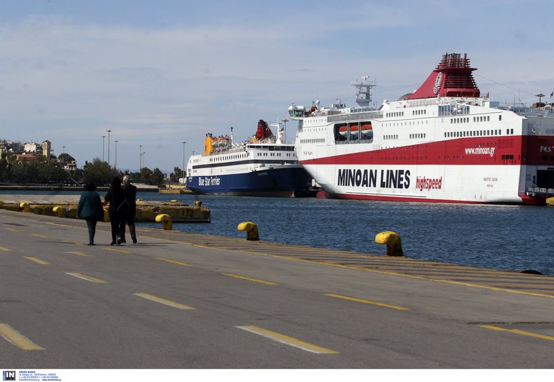 Σαν να έχει σταματήσει ο χρόνος στο λιμάνι του Πειραιά με όλο τα πλοία να παραμένουν με δεμένους κάβους