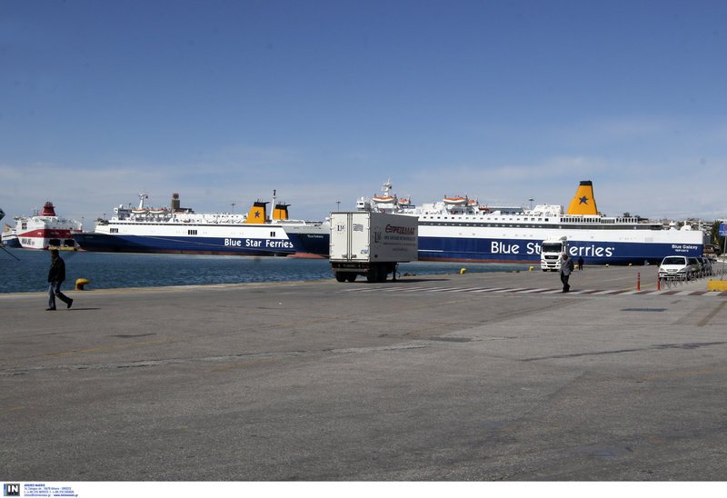 Αδειο το λιμάνι του Πειραιά στη στεριά, γεμάτο πλοία στη θάλασσα λόγω Πρωτομαγιάς