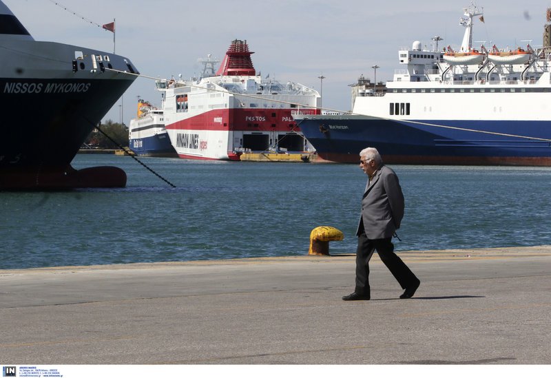 Ηλικιωμένος κάνει βόλτα στο λιμάνι του Πειραιά και χαζεύει τα δεμένα πλοία