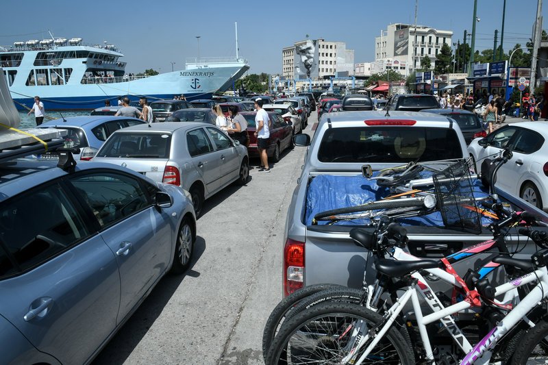 Στιγμιότυπο από την έξοδο των αδειούχων του Αυγούστου από τα λιμάνια