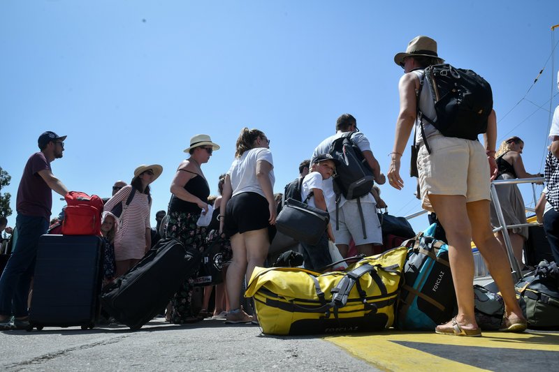Στιγμιότυπο από την έξοδο των αδειούχων του Αυγούστου από τα λιμάνια